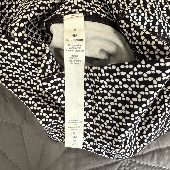 Lululemon Black and White Geometric Leggings - Picture 2 of 6